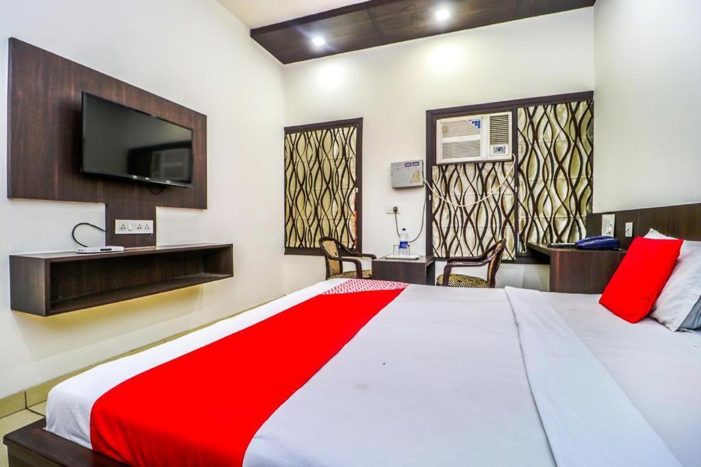Hotel Sartaj ルディヤーナー エクステリア 写真